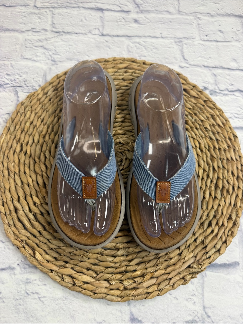 Kuailu Women's Denim-Style Thong Sandals with Tan Footbed. Size 9.